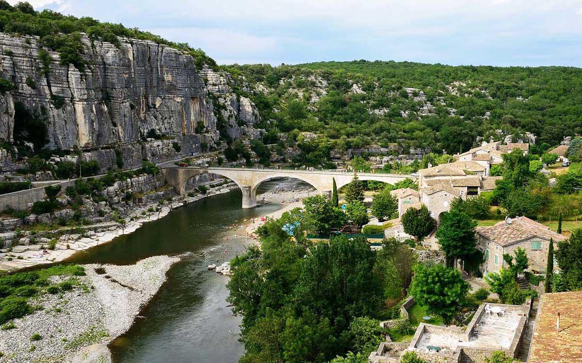 la plage et le pont sur l'Ardèche