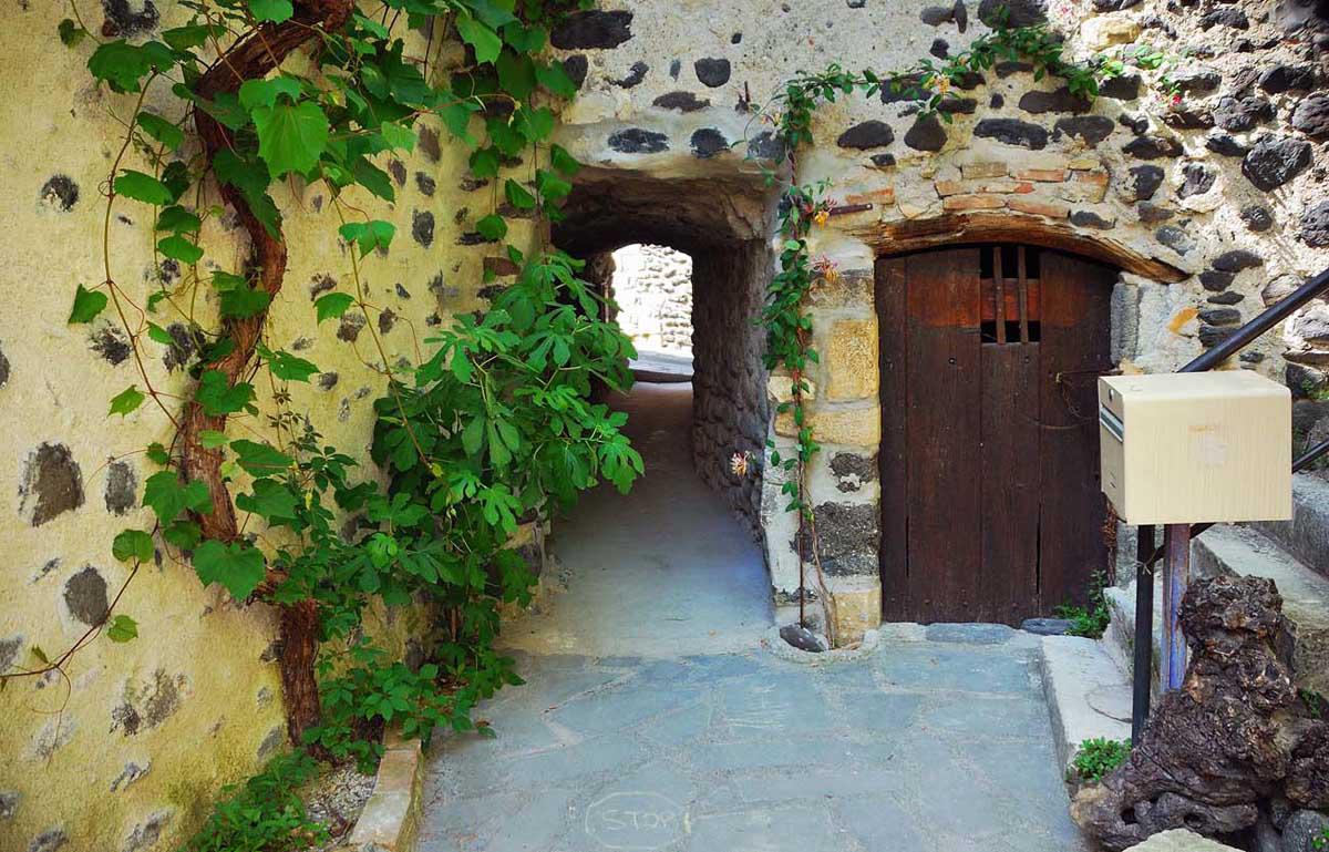 la rue du Trappou - Hameau de la Roche 