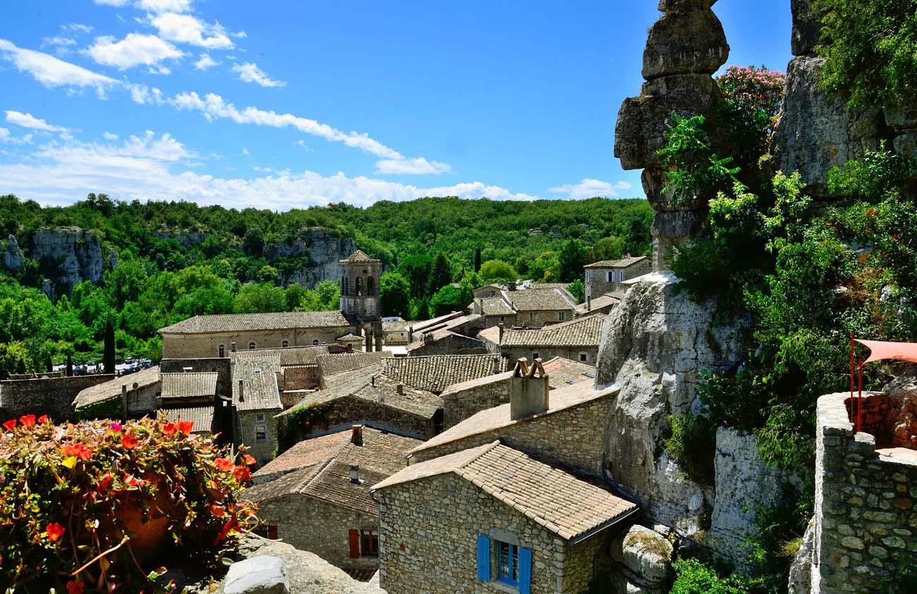 Labeaume entre falaise et rivière