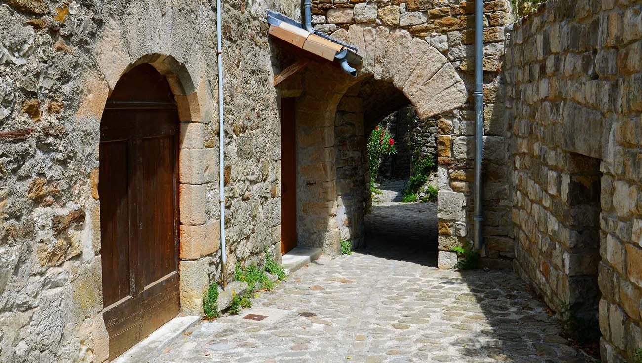 la place des Chevaliers - passage vouté vers la rue Pagnole