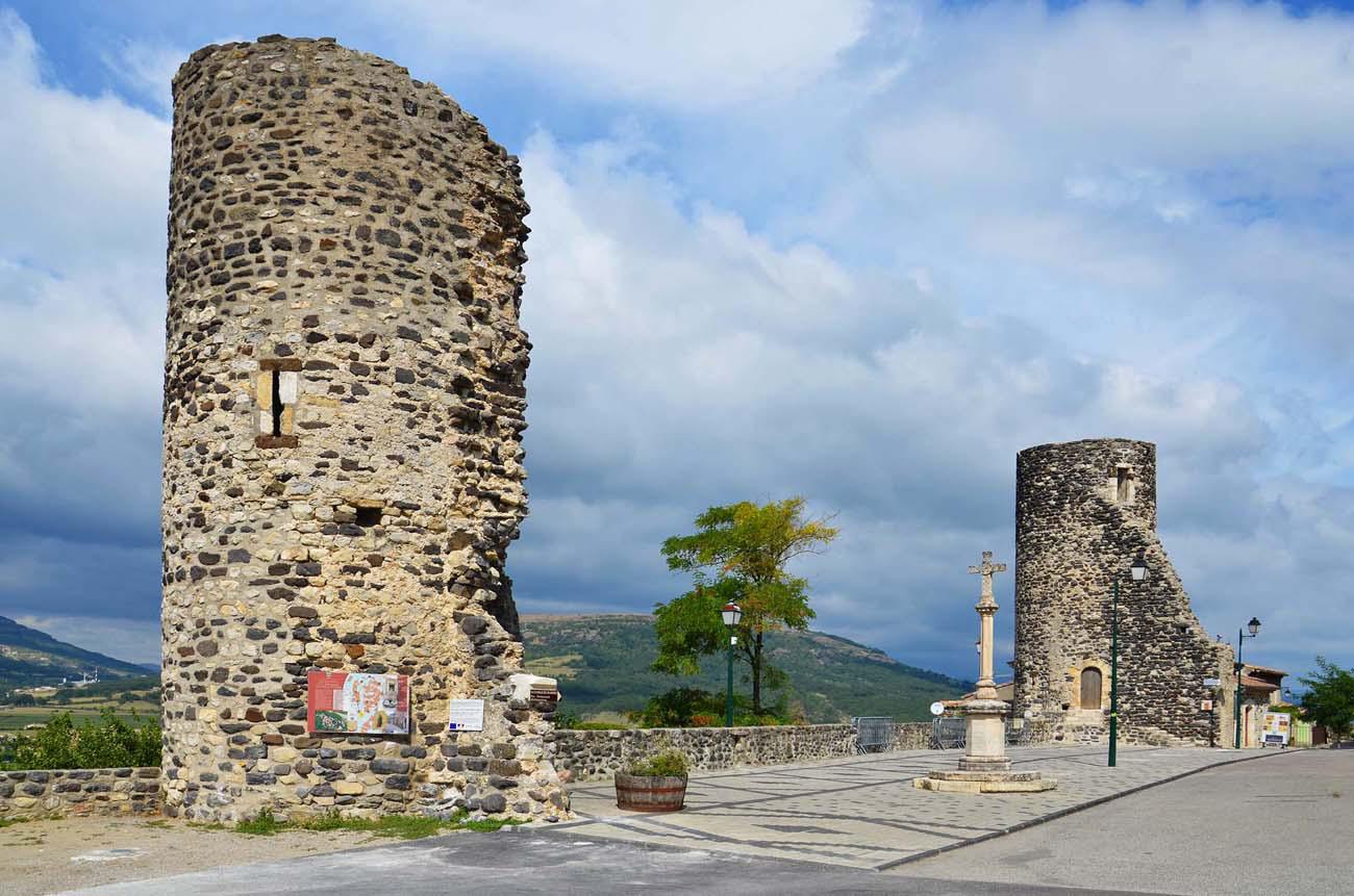 la Place du Château et ses Tours 