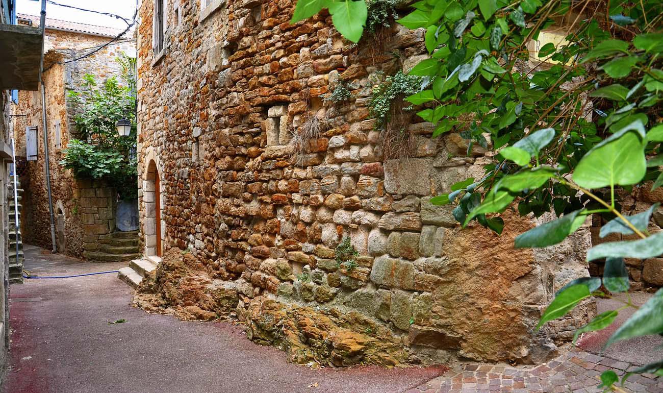 rue de la Tour - rocher ...pierres ...maison 