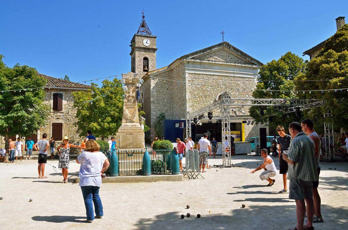 la place de Montclus