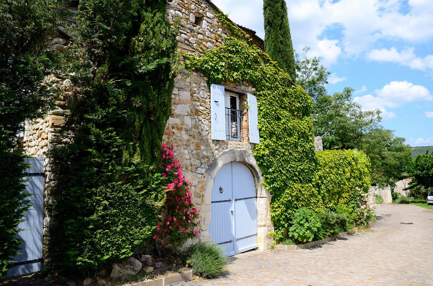 maison fleurie rue sous le château
