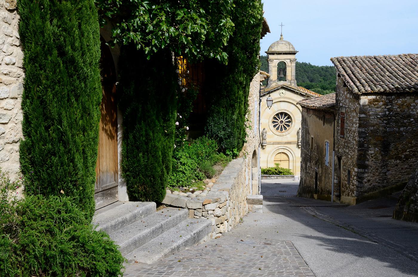 la Calade et l'église de Roussas rue Canta Bise
