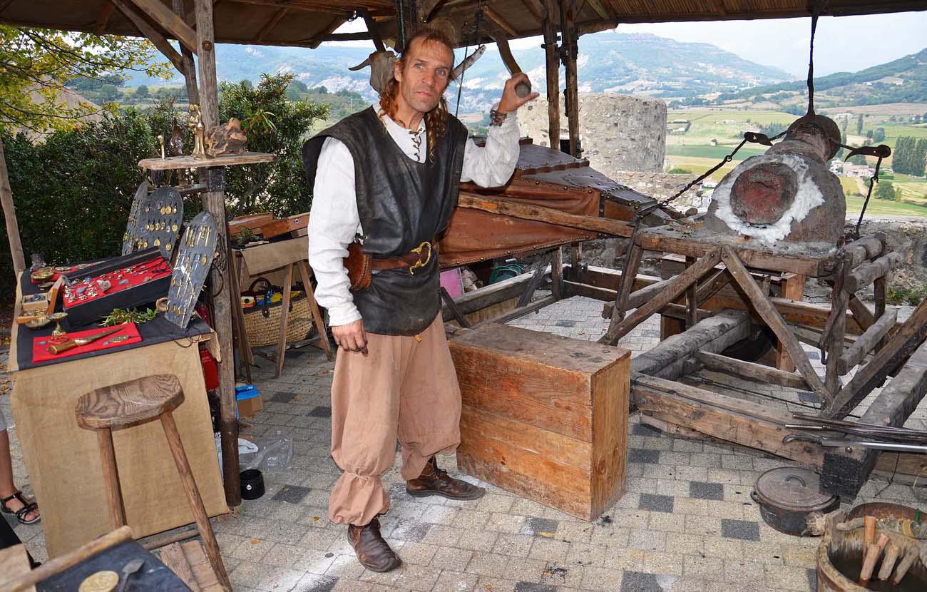 un artisan et sa forge - fête Médiévale